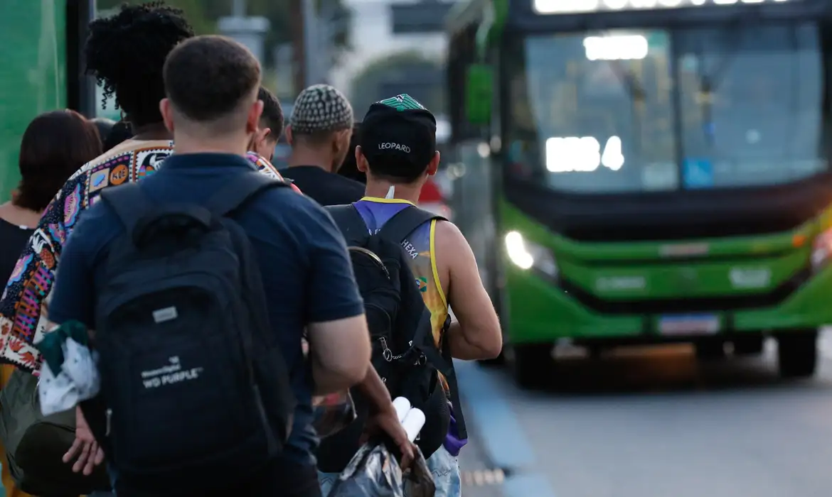 Reajuste do salário mínimo para trabalhadores CLT em janeiro de 2025. Imagem: Agência Brasil