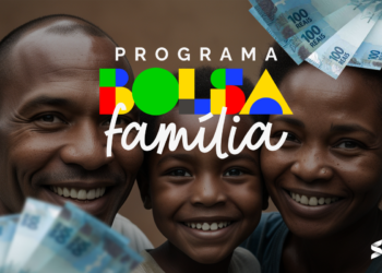 Imagem de uma família sorridente com o logotipo do Programa Bolsa Família e cédulas de R$ 100 ao fundo.