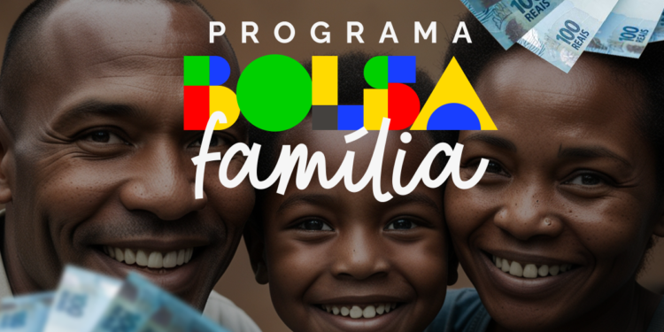 Imagem de uma família sorridente com o logotipo do Programa Bolsa Família e cédulas de R$ 100 ao fundo.