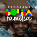 Imagem de uma família sorridente com o logotipo do Programa Bolsa Família e cédulas de R$ 100 ao fundo.