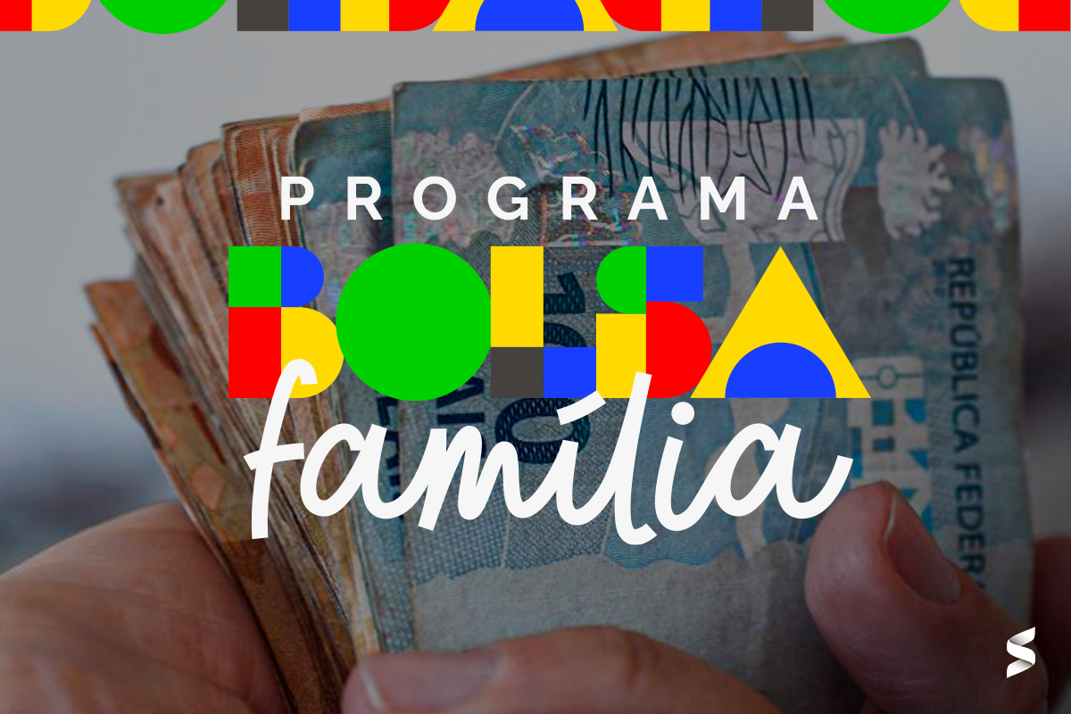 Imagem ilustrativa do Programa Bolsa Família com cédulas de dinheiro ao fundo, destacando benefícios adicionais.