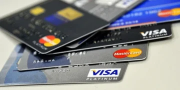 Cartões de crédito empilhados, representando opções disponíveis para negativados sem anuidade.