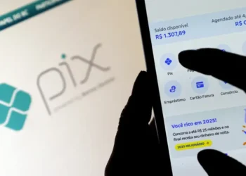 Tela do aplicativo de banco com a opção de pagamento via Pix e saldo disponível.
