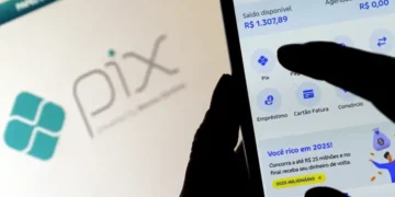 Tela do aplicativo de banco com a opção de pagamento via Pix e saldo disponível.