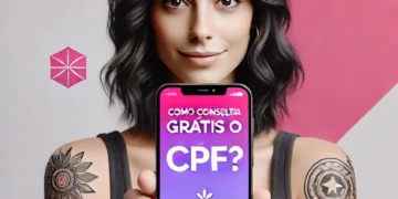 Mulher segurando um smartphone com a tela exibindo um aplicativo da Serasa para consulta gratuita do CPF.