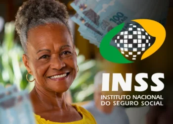 Senhora idosa sorridente com notas de dinheiro e o logotipo do INSS ao fundo.