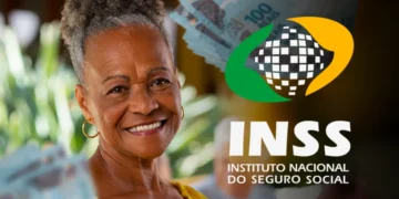 Senhora idosa sorridente com notas de dinheiro e o logotipo do INSS ao fundo.