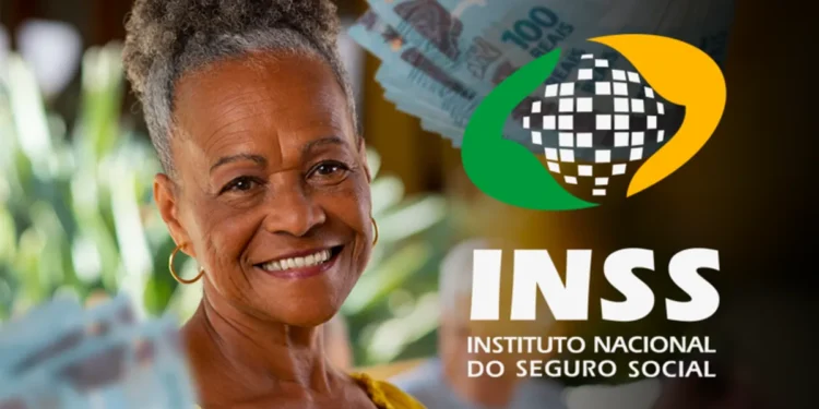 Senhora idosa sorridente com notas de dinheiro e o logotipo do INSS ao fundo.