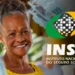 Senhora idosa sorridente com notas de dinheiro e o logotipo do INSS ao fundo.