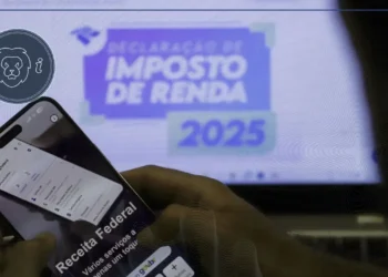Tela do celular exibindo o aplicativo da Receita Federal com a declaração pré-preenchida do Imposto de Renda 2025 ao fundo.