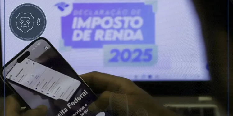 Tela do celular exibindo o aplicativo da Receita Federal com a declaração pré-preenchida do Imposto de Renda 2025 ao fundo.