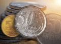Moeda de 50 centavos com possível erro de cunhagem em destaque