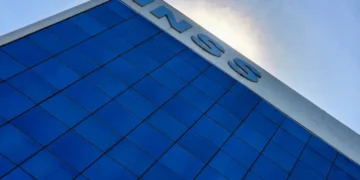 Fachada do prédio do INSS com céu azul ao fundo, representando anúncio importante sobre ressarcimento dos descontos.