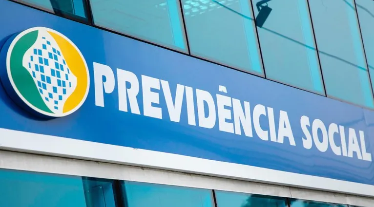 Fachada do prédio da Previdência Social com letreiro azul e branco