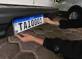 Câmara aprova projeto que traz cidade e estado de volta às placas de carros