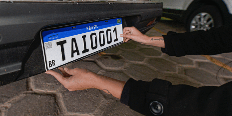 Câmara aprova projeto que traz cidade e estado de volta às placas de carros